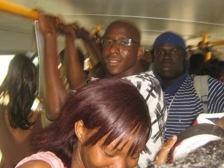 sur le bus avec aidara